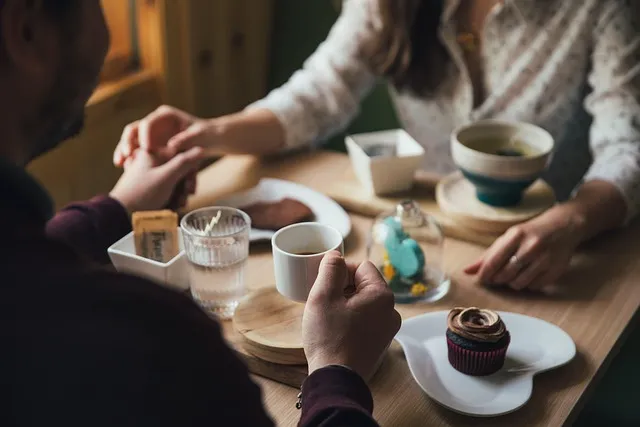 summer date ideas cafe hopping