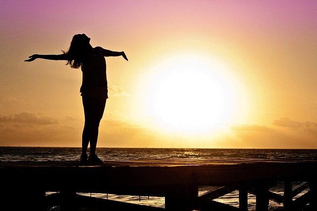 2027 bucket list woman enjoying trip